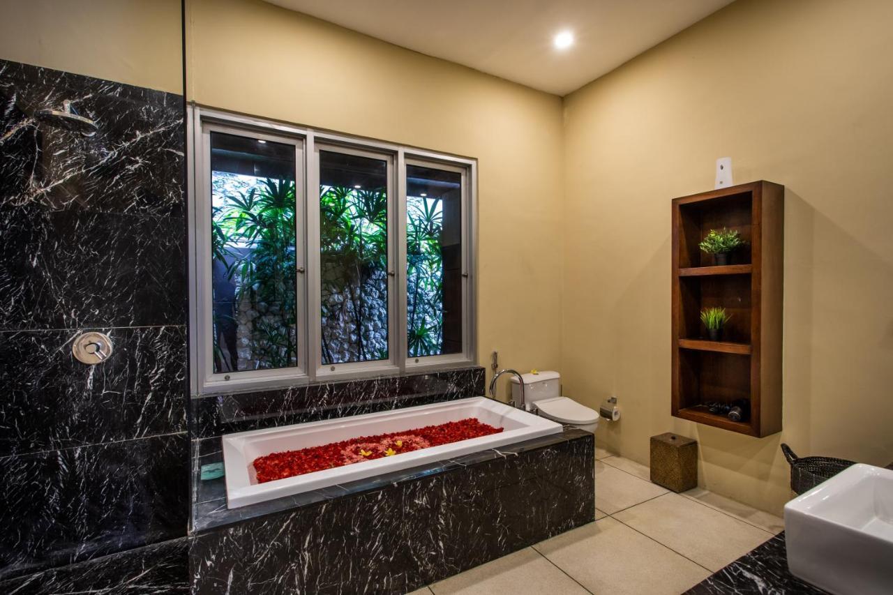 Asrina Villa'S Seminyak Exterior photo