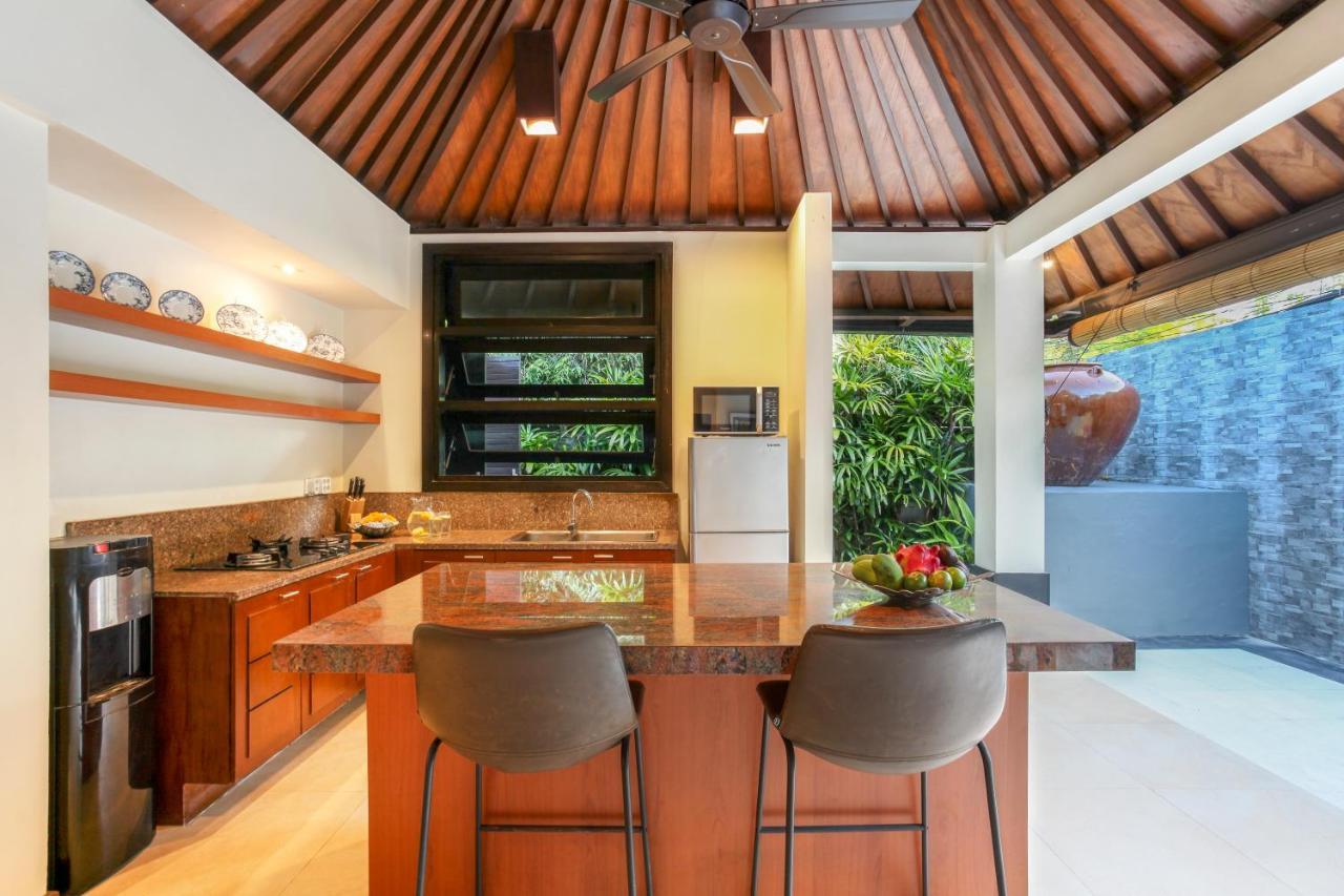 Asrina Villa'S Seminyak Exterior photo